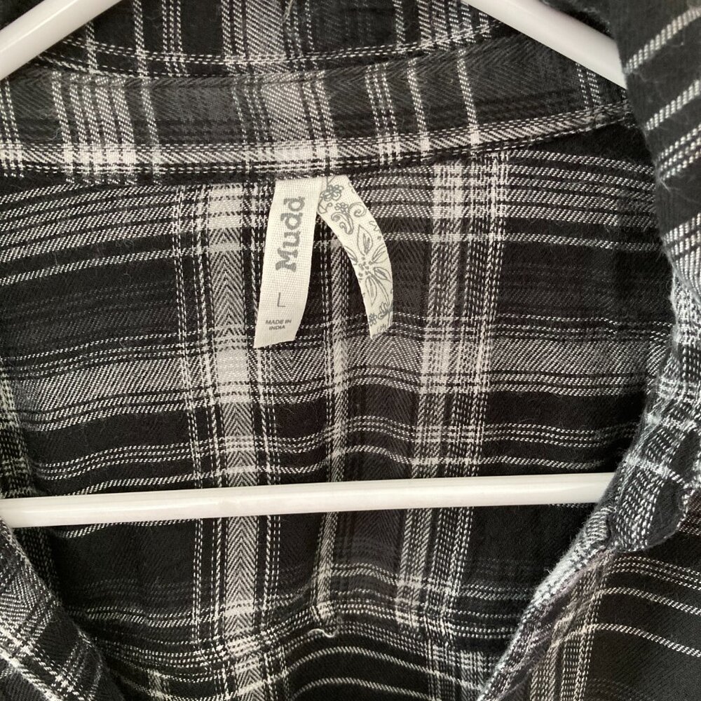 Women Mudd Plaid Shirt Size Medium Black White - Picture 4 of 5